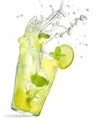caipirinha cocktail splashing