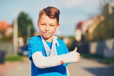 Little boy with broken hand