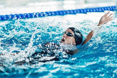 Indoor swimming race, backstroke