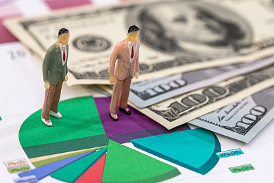 Small toys people discuss the schedule and dollars