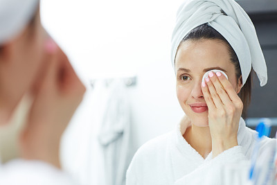 Removing eye makeup
