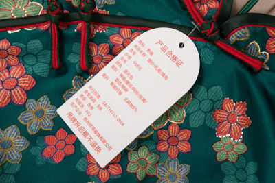 服饰系列写实绿色旗袍吊牌标签细节图