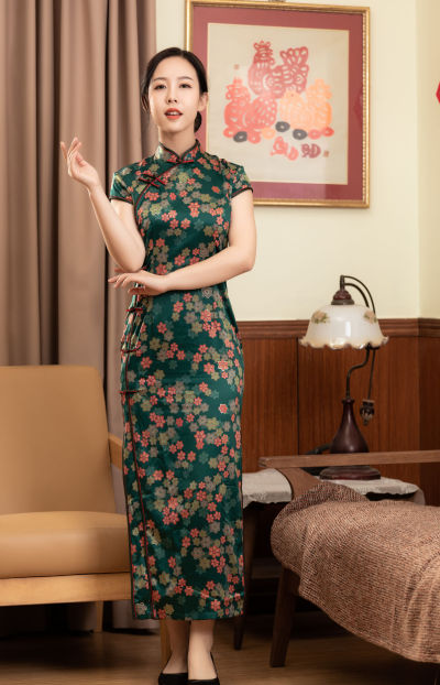 服饰系列写实绿色旗袍细节家居场景