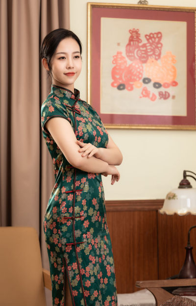 服饰系列写实绿色旗袍细节架家居场景