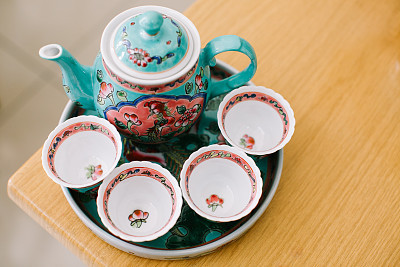 Teapot and cups for Chinese wedding tea ceremony