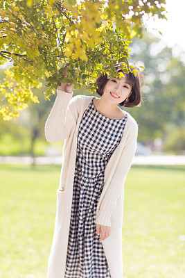 girl and yellow leaves
