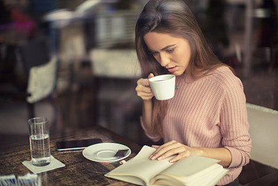 Preety young woman sitting in coffee shop