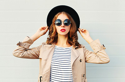 Fashion portrait pretty woman with red lips wearing black hat