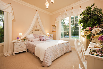 Lovely queen themed bedroom in residential home.