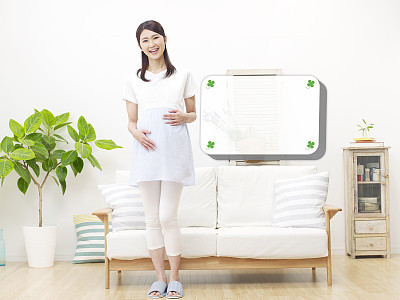 the smiling pregnant Japanese woman