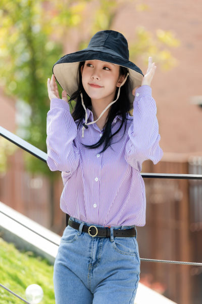 服饰系列实景模特穿着紫色衬衫和蓝色牛仔裤的室外摆拍