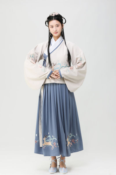 人物系列实景模特穿着汉服的白棚摆拍