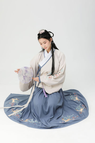 人物系列实景模特穿着汉服的白棚摆拍