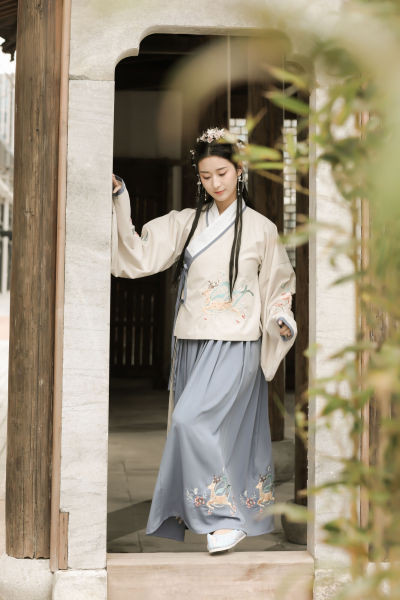 人物系列实景模特穿着汉服的室外摆拍