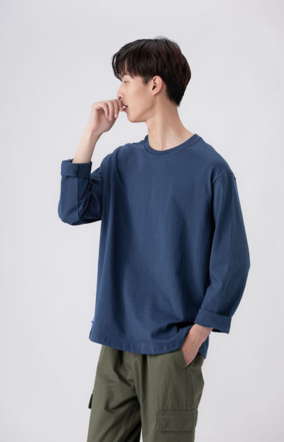 服饰系列实景模特穿着蓝色卫衣和绿色工装裤的室内摆拍