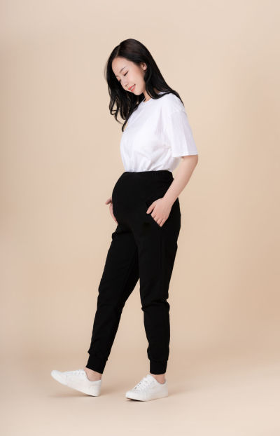 服饰系列实景模特穿着孕妇裤的室内摆拍