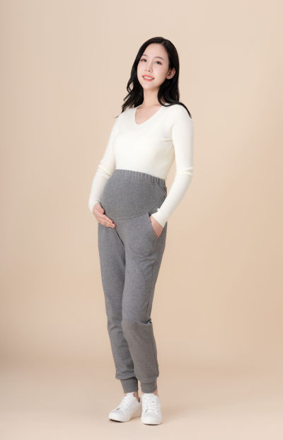 服饰系列实景模特穿着孕妇裤的室内摆拍