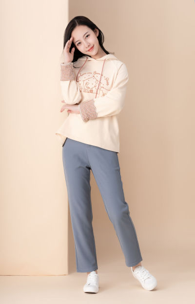 服饰系列实景模特穿着杏色卫衣和灰色长裤的室内摆拍