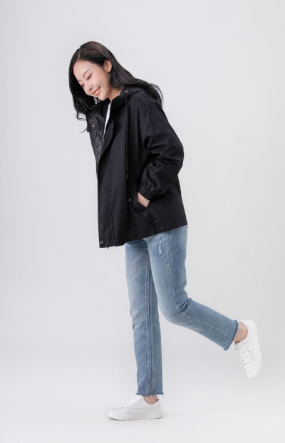 服饰系列实景模特穿着黑色外套和蓝色牛仔长裤的室内摆拍