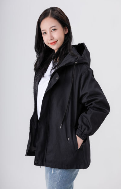 服饰系列实景模特穿着黑色外套和蓝色牛仔长裤的室内摆拍