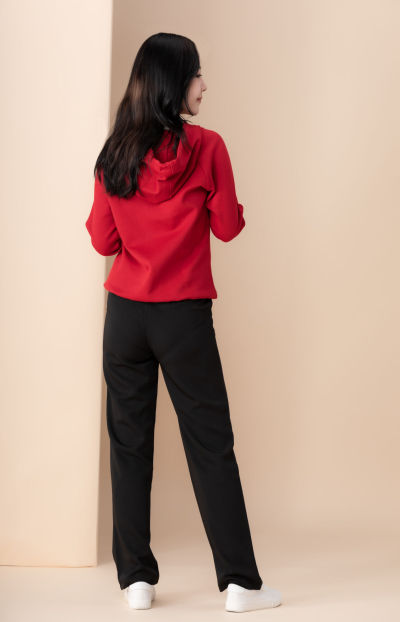 服饰系列实景模特穿着红色卫衣和黑色长裤的室内摆拍