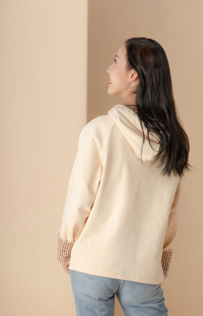 服饰系列实景模特穿着杏色卫衣和蓝色牛仔裤的室内摆拍