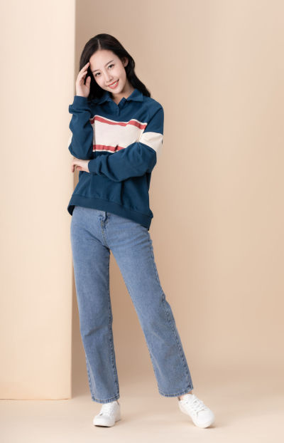 服饰系列实景模特穿着蓝色卫衣和蓝色牛仔裤的室内摆拍