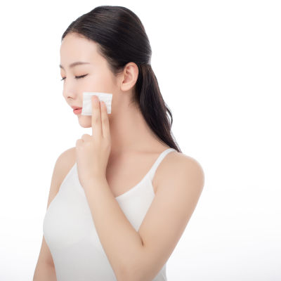 人物系列实景穿着白色吊带的模特手拿化妆棉擦着脸