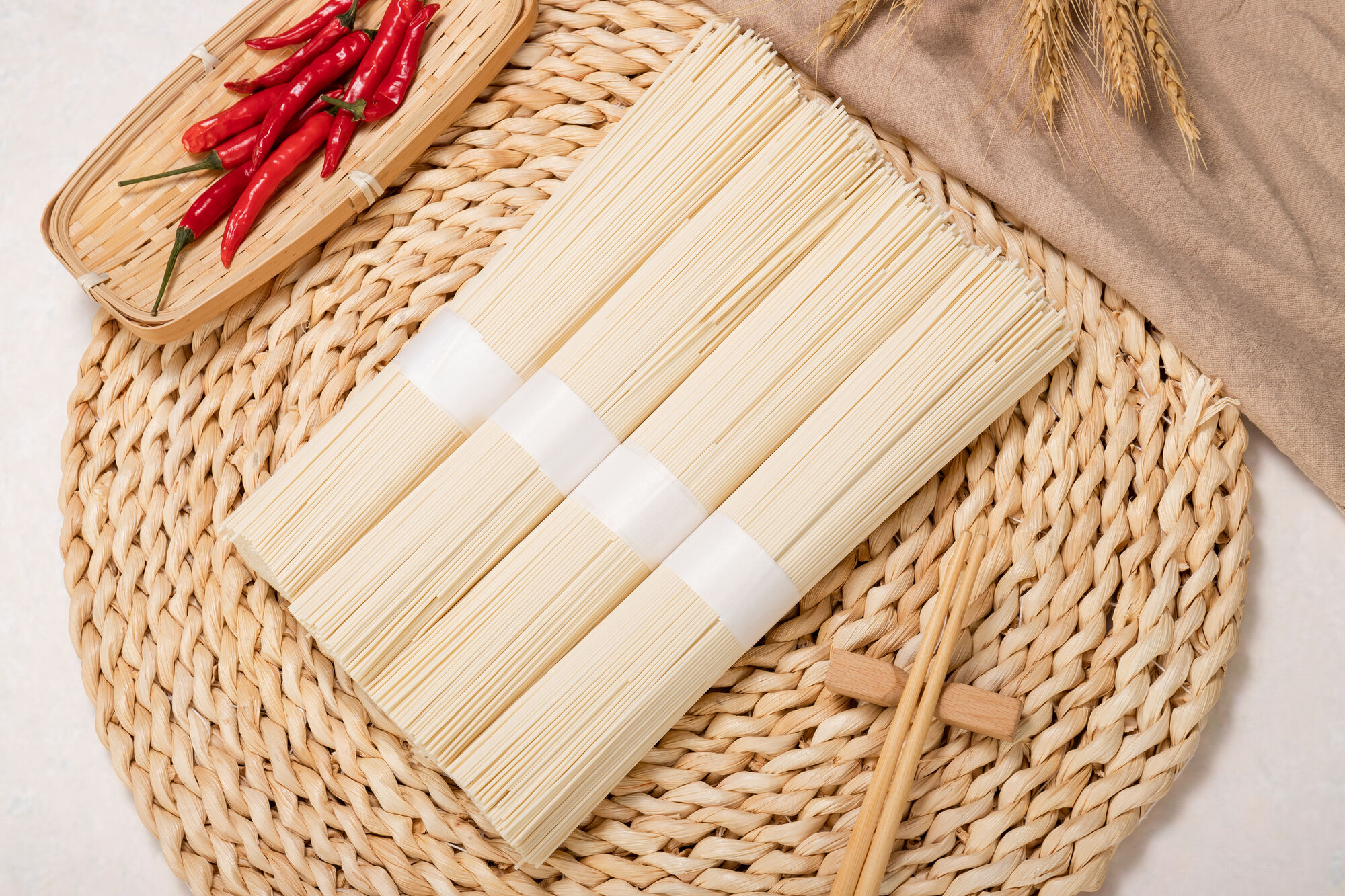 美食系列实景俯视视角无包装挂面展示