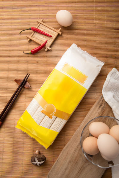 美食系列实景俯视视角面条及包装展示