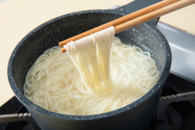 美食系列实景用筷子夹锅里的面条