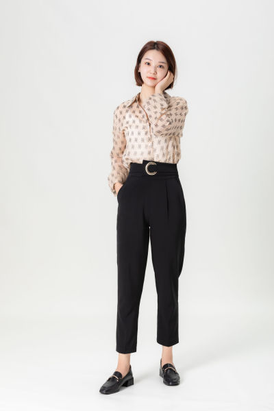 服饰系列实景模特穿着杏色衬衫搭配牛仔短裙、黑色长裤、灰色百褶裙的室内摆拍