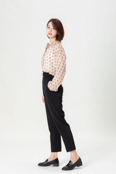 服饰系列实景模特穿着杏色衬衫搭配牛仔短裙、黑色长裤、灰色百褶裙的室内摆拍