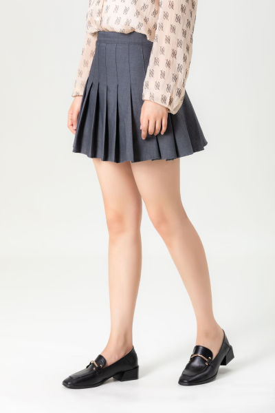 服饰系列写实方头低跟黑色粉色双色女士皮鞋上身穿搭展示
