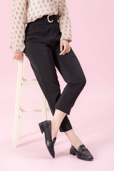 服饰系列写实方头低跟黑色粉色双色女士皮鞋上身穿搭展示