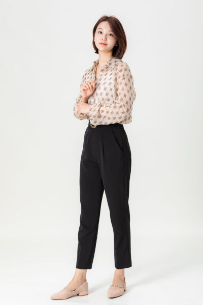 服饰系列实景模特穿着杏色衬衫搭配牛仔短裙、黑色长裤、灰色百褶裙的室内摆拍