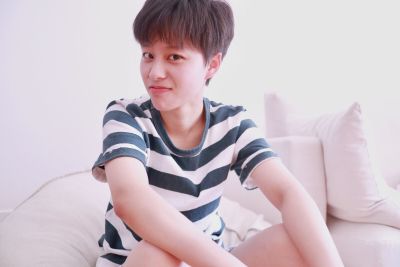 网红模特在家里的沙发上卖萌