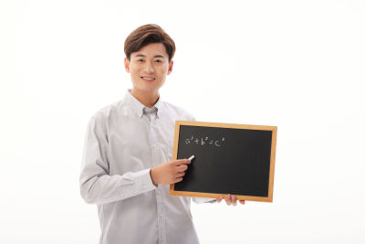人物系列年轻男性拿着小黑板在上面写字