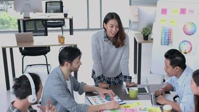 亚洲女性创作人领袖提拔设计师团队在现代办公室会议室担任经理，成功生活