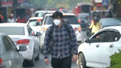 Slo-MO空气污染蒙面亚洲人走在交通中间