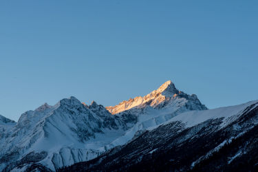 蓝天下的西藏雪山自然风光