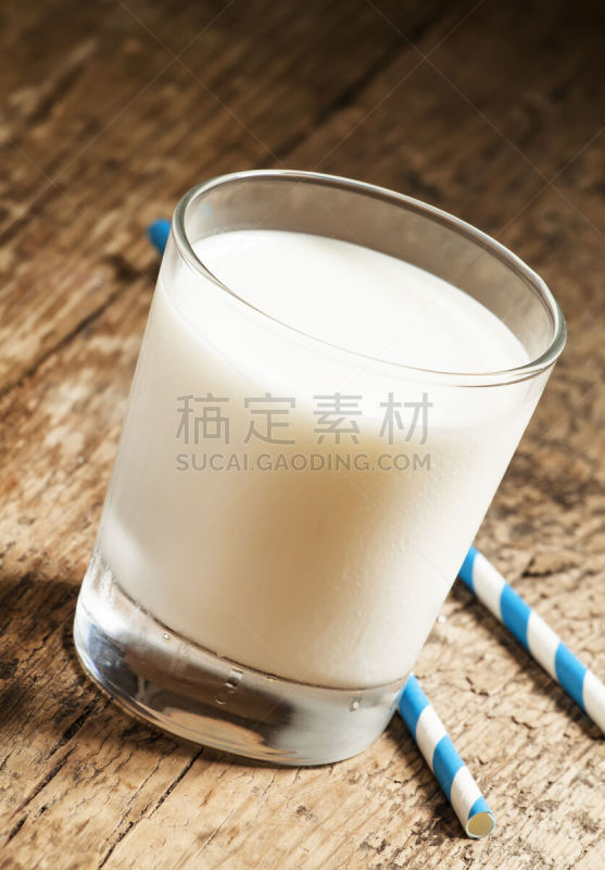 装管,玻璃杯,白色,条纹,清新,牛奶,蓝色,垂直画幅,饮食,奶制品