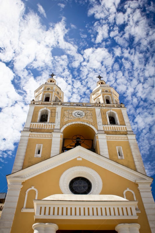 Igreja em primeiro plano com lindo céu azul ao fundo