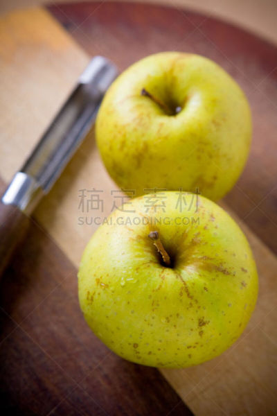 两个物体,苹果,挖核器,垂直画幅,饮食,绿色,水果,无人,有机食品,生食