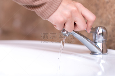 水,救球,浴室,储蓄,水平画幅,紧握双手,银色,卫生间,干净,金属