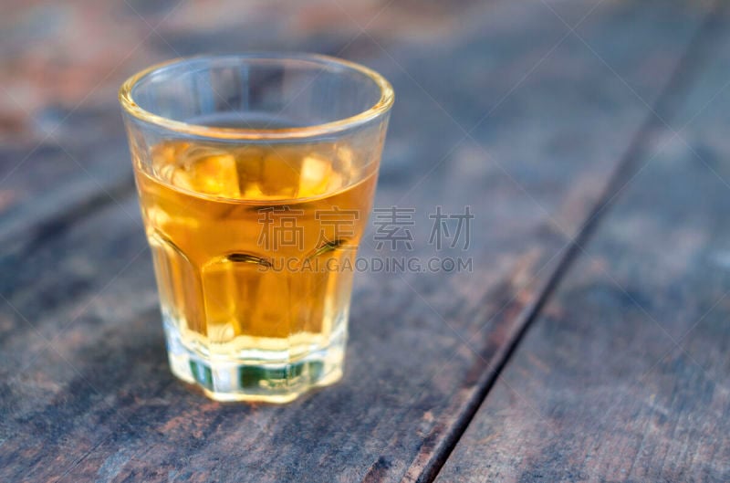 小酒杯,饮料,小的,玻璃杯,月光酒,苦啤酒,滴瓶,琥珀,留白,水平画幅