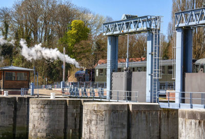 Prise de vue du pont de lécluse avec passage d'une  locomotive à vapeur utilisée en France jusqu'aux années 1950 mais reste employée pour des trains touristiques au zoom 18/135, 200 iso, f 14, 1/160seconde