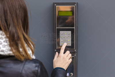 内部通信系统,女人,按键区,安全,仅成年人,居住区,现代,技术,有序,仅一个女人