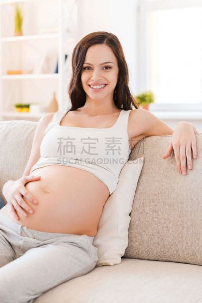 自己拥抱自己,产前护理,垂直画幅,新的,腹腔,仅成年人,沙发,身体关注,女人