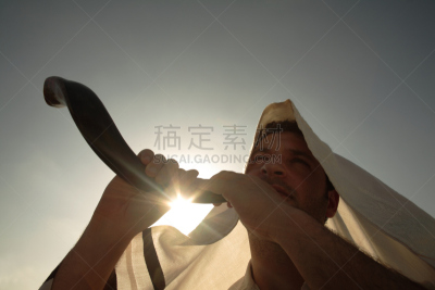 太阳,羊角号,男人,风帽,白昼,声波,天空,犹太祈祷围巾,水平画幅,进行中